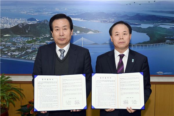 박홍률 목포시장(왼쪽)이 14일 KEB하나은행그룹과 외자유치 활성화를 위한 업무협약을 체결한 뒤 기념촬영을 하고 있다.