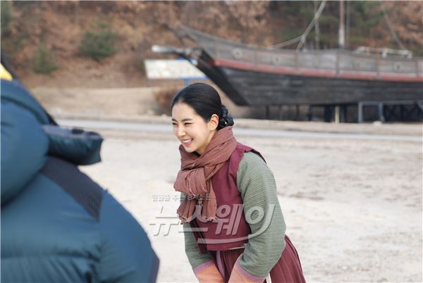 KBS2 '장사의 신-객주 2015' 한채아가 마지막 촬영현장 사진을 공개하며 팬들의 아쉬운 마음을 달랬다 /사진= 가족 액터스