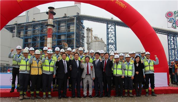 지난 16일 베트남에서 개최된 몽정1 석탄화력발전소 준공식에서 현대건설 정수현 사장(사진 앞줄 왼쪽 5번째)을 비롯한 현장 직원 및 관계자들이 기념 촬영을 하고 있다.(출처=현대건설)
