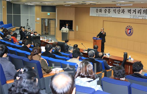 지난 21일 원광대학교 김도종 총장이 마음인문학연구소와 인문학연구소 인문르네상스다다익산연구단, SSK 먹거리지속가능성연구단이 공동주관한 ‘익산 문화 산업 인프라 구축을 위한 특별 심포지엄'에 참석해 환영사를 하고 있다.<사진=원광대>