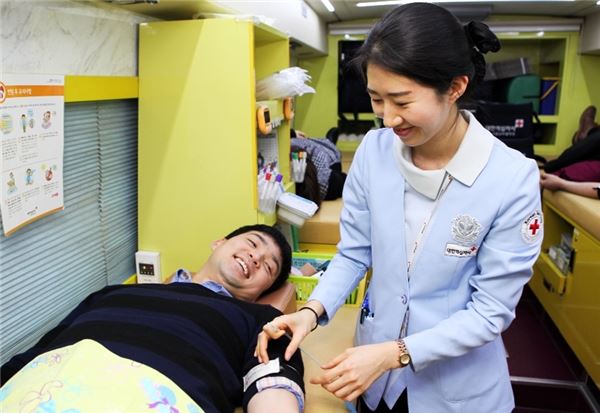 SK케미칼이 개최한 ‘열혈 헌혈행사’에 참가한 구성원이 헌혈을 실시하고 있다. 사진=SK케미칼 제공