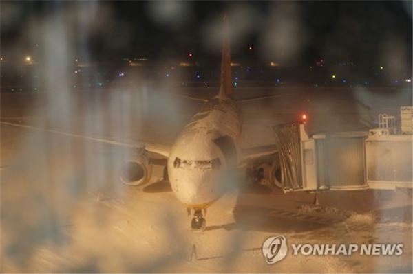 최강한파에 운항이 중단된 제주공항 모습. 사진=연합뉴스.