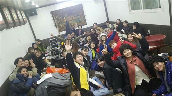 tvN응답하라 1988에서 자연 역으로 열연한 이세영이 자신의 SNS에 응팔 제작진들과 함께 찍은 사진을 게재했다. 사진=이세영 인스타그램 화면 캡처