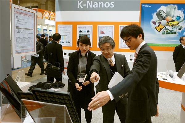27일 금호석유화학 연구원이 도쿄 '나노테크 2016' 전시부스를 방문한 고객에게 CNT 복합소재 적용사례를 설명하고 있다. 사진=금호석유화학 제공