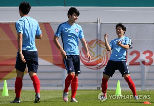 올림픽 축구 대표팀 권창훈이 28일 오전(현지시간) 카타르 도하 카타르축구협회(QFA Technical Committee) 훈련장에서 웃으며 동료들과 함께 훈련을 하고 있다. 사진=연합뉴스