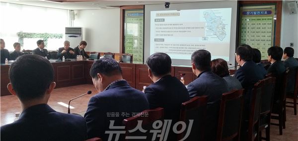 1일 무안군청 상황실에서 실과장들이 참석한 가운데 봉대산성의 긴급 발굴조사 결과에 대해 정영희 목포대박물관 학예실장으로부터 설명을 듣고 있다.