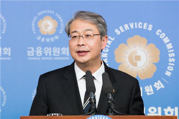 임종룡 위원장, 금융위 '오빠생각' 강매 논란 “송구스럽다” 기사의 사진