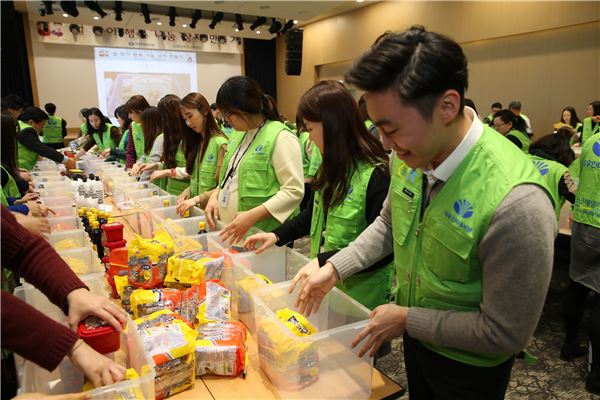 대우인터내셔널이 새해를 맞아 인천 송도 사옥에서 ‘설 맞이 행복 나눔 상자 만들기’ 봉사 캠페인을 실시했다. 사진=대우인터내셔널 제공