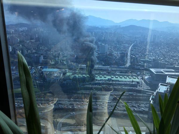 5일 낮 서울 노량진동 노량진수산시장에서 큰 불이나 긴급 진화에 나서고 있다. 사진=트위터 이용자 gray_woods