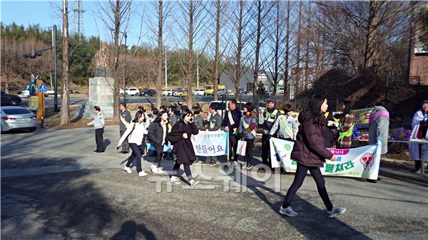 담양경찰서, 청소년지도위원회, 자율방범대, 담양교육청, 청소년상담복지센터 등 유관기관 관계자 60여명이 참석한 가운데 건전한 졸업식 분위기 확산을 위한 캠페인을 전개하였다.
