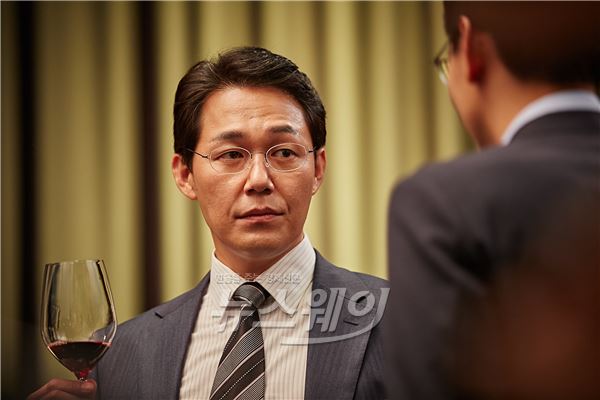 박성웅이 영화 ‘검사외전’에서 허당 반전매력을 뽐내 뜨거운 호응을 얻고 있다/사진= 영화 '검사외전' 스틸