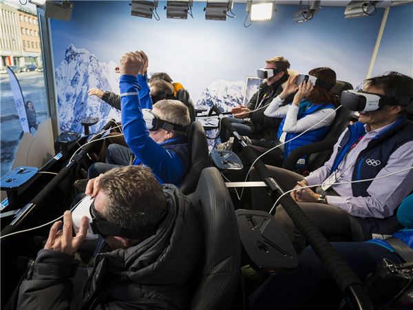 11일 토마스 바흐 IOC 위원장(앞줄 가운데 푸른 상의에 손을 든 사람)과 IOC 관계자들이 노르웨이 릴레함메르에 위치한 ‘삼성 갤럭시 스튜디오’를 방문해 ‘기어 VR’과 4D 체험의자를 통해 스키점프 VR(가상현실) 콘텐츠를 체험하고 있다. 사진=삼성전자 제공