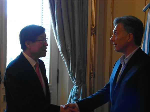 권오준 포스코 회장(왼쪽)이 15일(현지시간) 아르헨티나 마크리 대통령(오른쪽)과 환담을 갖고 리튬 사업의 협력 방안을 논의했다. 사진=포스코 제공