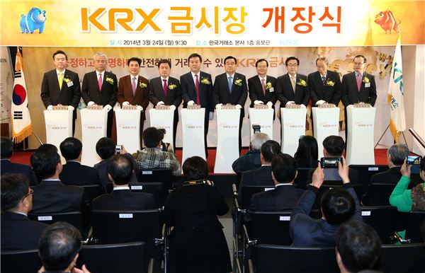 지난 2014년 KRX금시장 개장식에서 참석자들이 신호식 부저 누르고 있다. 왼쪽부터 유재훈 한국예탁결제원 사장, 조성제 부산상공회의소 회장, 박민식 국회 정무위원회 간사, 허남식 부산시장, 신제윤 금융위원장, 김정훈 국회 정무위원장, 최경수 한국거래소 이사장, 서병수 국회 기획재정위원회 위원, 박인호 부산경제살리기시민연대 상임의장, 김종목 한국귀금속보석단체장협의회 회장. (사진=한국거래소 제공)