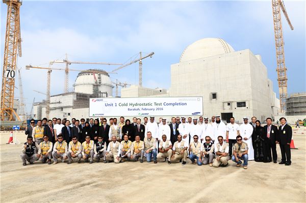 아랍에미리트(UAE) 바라카 원전 1호기의 원자로 핵심계통 건전성 시험 착수 기념행사에서 참석자들이 기념촬영을 하고 있다.(사진 = 한전 제공)