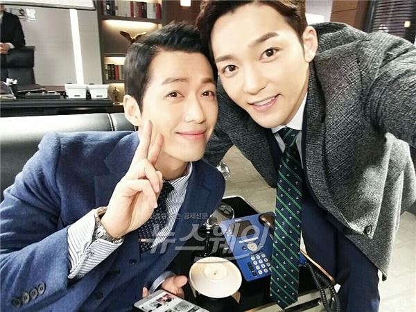 SBS '리멤버' 김진우와 남궁민이 훈훈한 남남 커플 셀카를 공개했다/ 사진= 김진우 인스타그램
