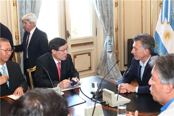 지난 15일(현지시간) 권오준 포스코 회장(왼쪽)이 아르헨티나 대통령궁에서 마크리 대통령(오른쪽)과 면담을 갖고 향후 리튬 사업의 협력 방안을 논의했다. 사진=포스코 제공