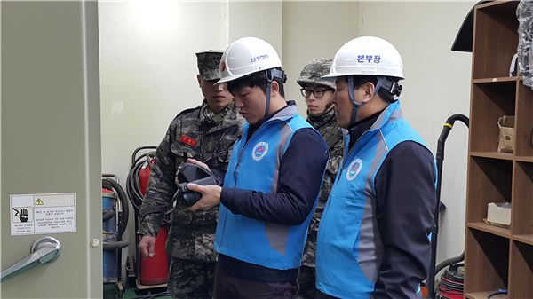 한전과 군 관계자들이 열화상장비를 이용해 군부대 전기설비를 점검하고 있다.(사진 = 한전 제공)