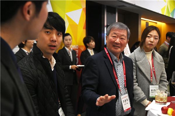 구본무 LG그룹 회장(오른쪽 두 번째)이 지난 18일 서울 삼성동 코엑스 인터컨티넨탈 호텔에서 열린 ‘LG 테크노 콘퍼런스’에 참석해 국내 이공계 석·박사 인재들과 대화하고 있다. 사진=LG그룹 제공