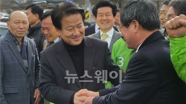 정동영 전 통일부장관이 지지자들에 환영을 받고 있다.<사진=방남수 기자>