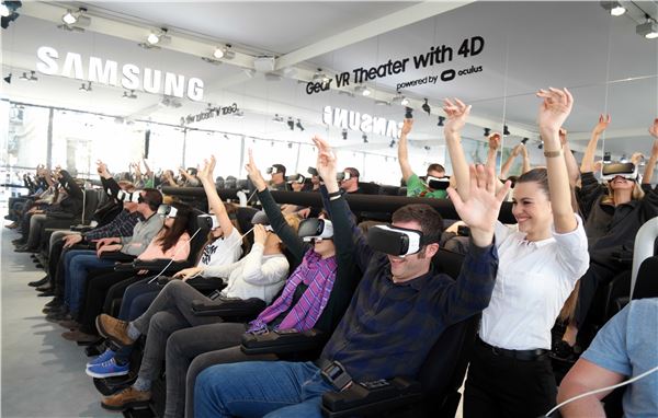 21일(현지시간)부터 28일까지 스페인 바르셀로나의 까딸루냐 광장에서 운영되는 ‘기어 VR 스튜디오’에서 관람객들이 ‘기어 VR’과 4D 의자로 360도 입체 영상을 체험하고 있다. 사진=삼성전자 제공