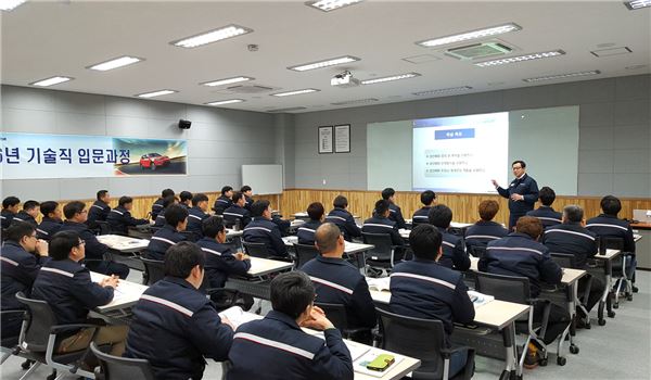 지난해 쌍용자동차 노·노·사 합의에 따라 복직이 결정됐던 희망퇴직자·해고자 등이 22일 첫 출근을 시작했다. 신규 채용직원을 포함한 40명은 지난 1일자로 채용돼 약 2주간의 실무 교육을 받고 22일 현장 OJT를 거쳐 다음달 7일부터 현장에 본격적으로 배치된다. 쌍용자동차의 복직 및 신규 직원들이 인재개발원에서 실무 교육을 받고 있다. 사진=쌍용자동차 제공