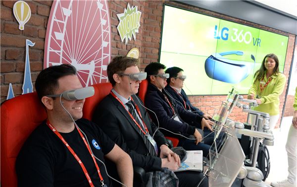 LG전자 부스서 ‘LG 360 VR’ 체험하는 관람객들 기사의 사진