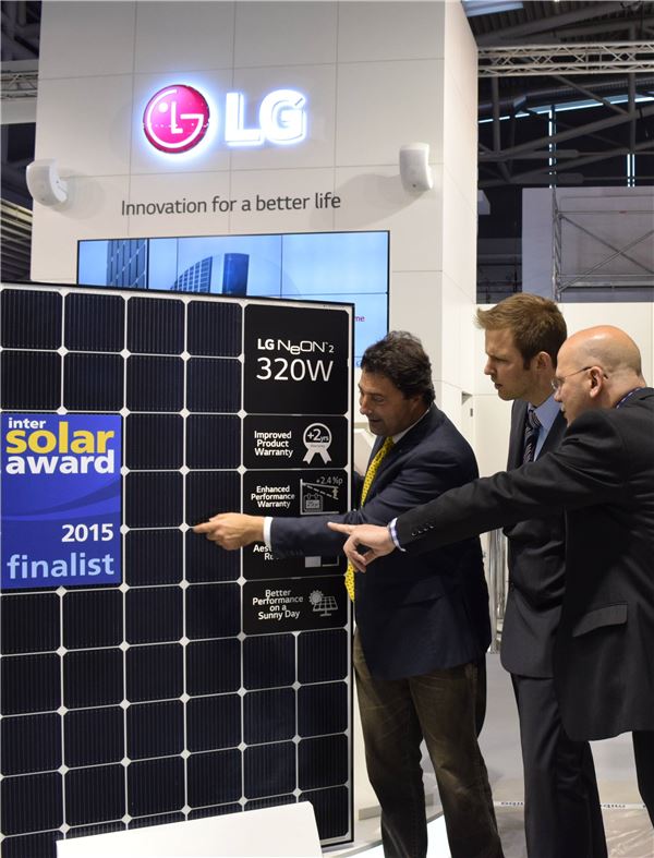 LG전자가 지난해 6월 열린 ‘인터솔라 2015’에서 6형 N타입 웨이퍼 기준 세계 최고 ‘모듈 효율’을 구현한 태양광 신제품 ‘네온2’를 공개했다. 사진=LG그룹 제공<br />
