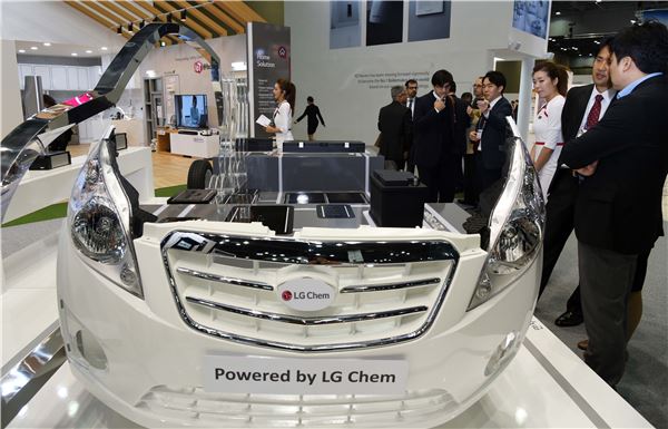 지난해 11월 일산 킨텍스에서 열린 에너지대전서 LG화학의 전기차용 배터리가 탑재된 전기차 모형이 관람객에게 소개되고 있다. 사진=LG그룹 제공