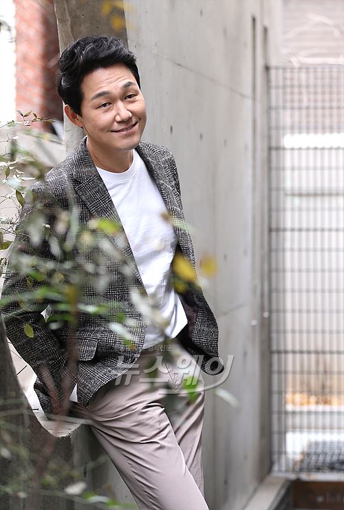 배우 박성웅이 뉴스웨이와의 인터뷰에 앞서 사진촬영을 진행하고 있다/ 사진=이수길 기자
