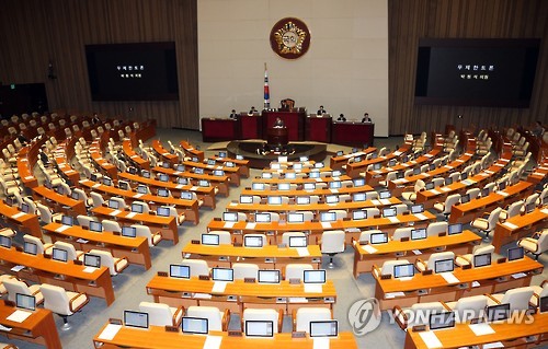 테러방지법 통과를 저지하기 위한 야권 국회의원들의 무제한 토론(필리버스터)가 서울 여의도 국회의사당 본회의장에서 이틀째 계속 되고 있다. 사진=연합뉴스