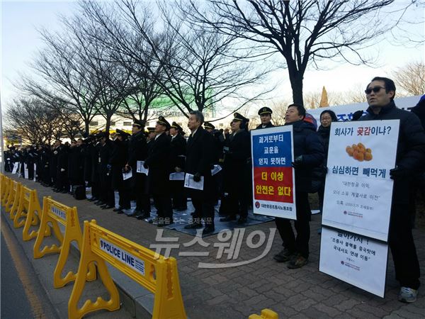 대한항공 조종사 노동조합이 지난 1월 12일 지난해 임금협상이 결렬된 것과 관련해 서울 공항동 대한항공 본사 앞에서 쟁의 행위 찬반투표를 알리는 결의대회를 열고 있다. 사진=뉴스웨이DB