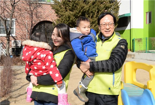 김용환 회장, NH투자증권 봉사단과 함께 보육원 봉사활동 실시 기사의 사진