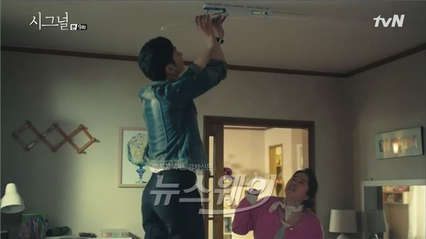'시그널' 이제훈이 김혜수를 향한 순정남의 면모를 발산해 화제다/ 사진= tvN '시그널' 영상캡처