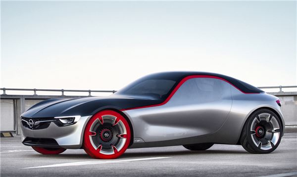 한국타이어가 공개한 미래형 콘셉트 타이어가 독일 오펠의 ‘뉴 오펠 GT 콘셉트카’에 장착됐다. 사진=한국타이어 제공