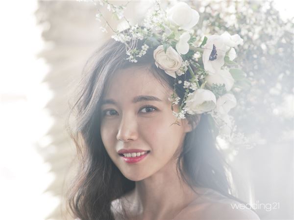 3월의 신부 오승현이 섹시한 뒤태를 자랑하는 웨딩드레스를 공개해 시선을 끌어 모으고 있다/사진제공=월간웨딩21
