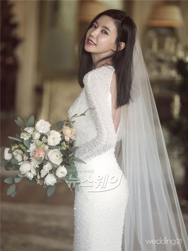 오승현, 섹시백 웨딩드레스 눈길··· 1세 연하 전문직男 3월 웨딩마치 기사의 사진