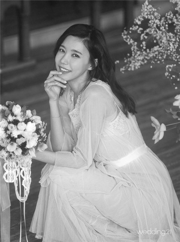 오승현, 섹시백 웨딩드레스 눈길··· 1세 연하 전문직男 3월 웨딩마치 기사의 사진