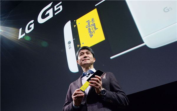 조준호 사장이 지난달 21일(현지시간) 스페인 바르셀로나에서 열린 ‘LG G5 Day’ 행사에서 G5를 소개하고 있다. 사진=LG전자 제공