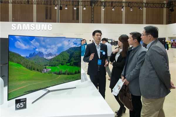 '삼성 중국포럼'에 참석한 많은 관람객들이 SUHD TV 신제품을 관심있게 살펴보고 있다. 사진=삼성전자 제공