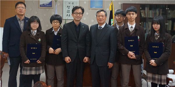 주영곤 보문고 교장(왼쪽에서 다섯 번째)과 임근생 매일유업(주) 광주공장장이 4일 장학금 전달 뒤 기념촬영을 하고 있다.