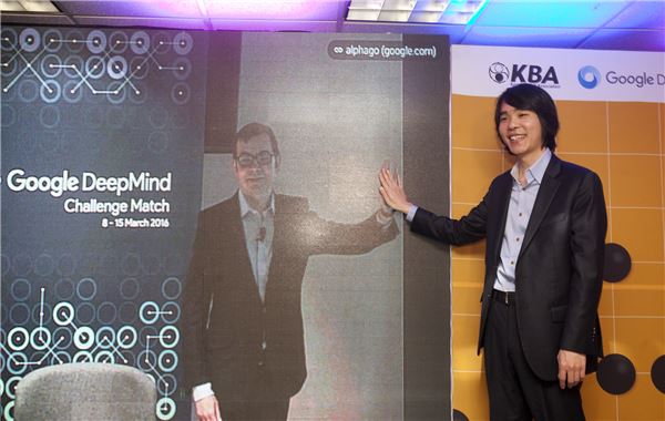 이세돌9단(우측)과 데미스 하사비스 구글 딥마인드 CEO(좌측). 사진=구글 제공.