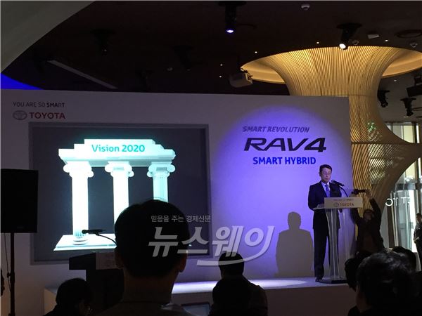 한국토요타가 8일 복합문화공간 커넥트 투에서 개최한 ‘2016 올 뉴 RAV4 하이브리드’ 발표회를 겸한 신년 기자간담회에서 요시다 아카히사 사장이 발표를 하고 있다. 사진=강길홍 기자
