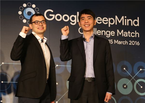 이세돌 9단(오른쪽)과 데미스 하사비스 구글 딥마인드 CEO(왼쪽). 사진=구글 제공.