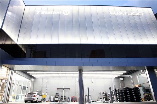 부산 연제구 거제동에 위치한 럭스튜디오 2호점은 프리미엄 서비스를 위하여 최대 26인치 타이어까지 탈/장착할 수 있는 초 고성능 타이어(UHPT) 전용 기기와 휠 얼라인먼트 진단기 등의 전문 장비를 갖췄다. 사진=한국타이어 제공