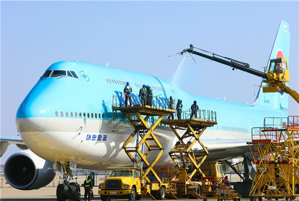 대한항공 보잉 747-8i 여객기가 9일 오전 인천국제공항 정비 격납고에서 청소 인력과 장비에 의해 세척되고 있다. 사진=대한항공 제공