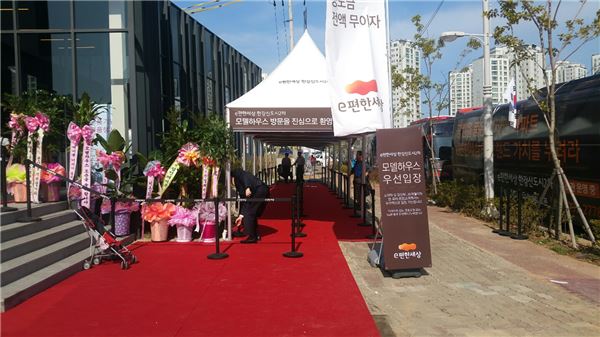 가계대출 규제와 공급과잉 우려 여파로 봄 성수기 분양시장에 때아닌 한파 조짐이 일고 있다. 사진은 예비 수요자들 발길이 뜸해 썰렁한 장면이 연출되고 있는 e편한 세상 김포한강신도시 2차 모델하우스전경. 사진=대림산업 제공