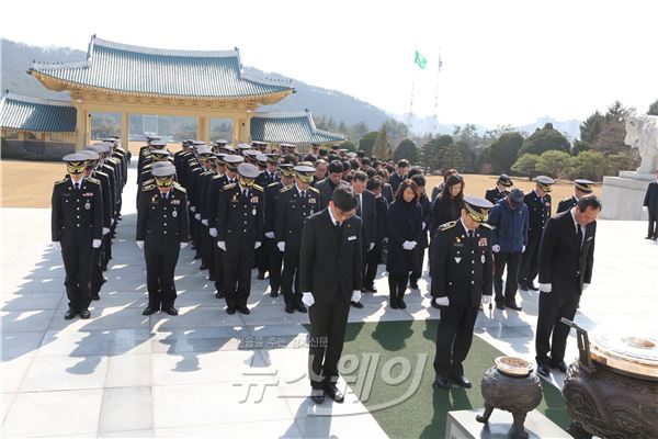 11일 국립 대전현충원에서 지난해 가거도 헬기 사고로 순직한 경찰관 1주기 추모행사를 하고 있다.