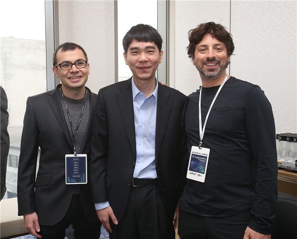 왼쪽부터 데미스 하사비스 구글 딥마인드 CEO, 이세돌 9단, 세르게이 브린 구글 공동창업자. 사진=구글 제공.