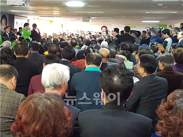 국민의당 정동영 전주시 병 예비후보 선거사무소 개소식이 지난 12일 오후 3시 전주시 금암동 영진빌딩 4층에서 열렸다. 이날 개소식은 지역 유권자와 전국 각지의 지지자 등 3천여 명의 하객이 몰려 인산인해를 이뤘다.<사진=김남호 기자>
